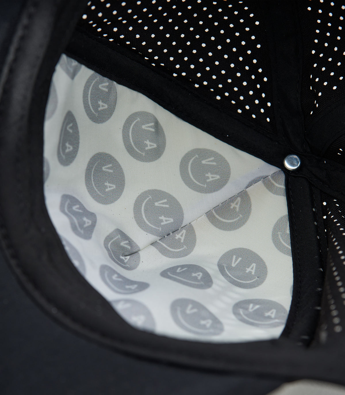 PETRUS 2.0 PERF+ VAMOS TRUCKER CAP (BLACK/WHITE)