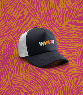 CLOUDE PERF+ VAMOS TRUCKER CAP (BLACK/WHITE)