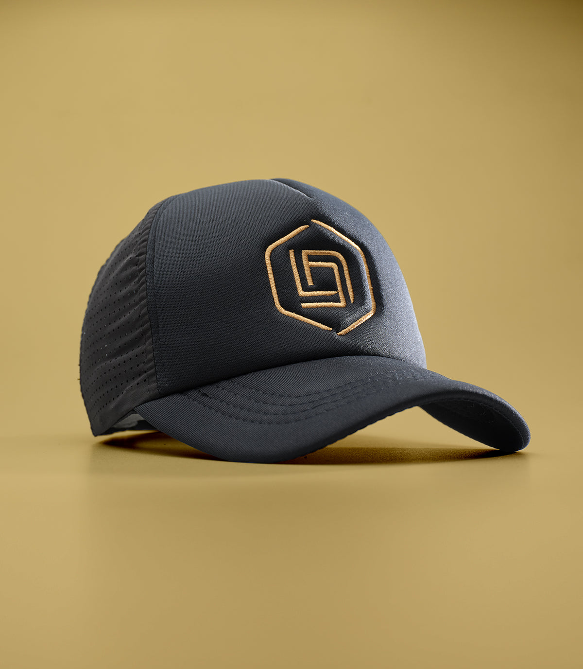 RODGER PERF+ LEGENDADDY TRUCKER CAP (BLACK)